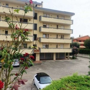 Appartamento c.a 125 m.q. centrale – box ( auto grande+moto) e 2 posti auto in parco a Francavilla al Mare Francavilla al Mare