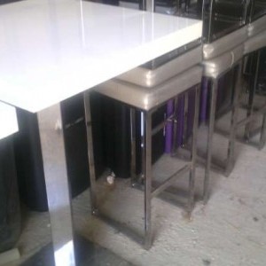 vendo tavoli e sgabelli per bar -locale