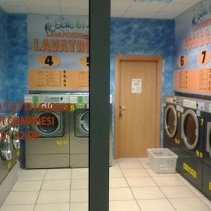 vendo attivita'di lavanderia self÷service