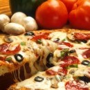 pizza salamino piccante, olive nere e funghi