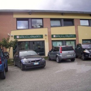 L'Aquila, locali commerciale per uso Negozi o Uffici o Banca o Studi Medici associati