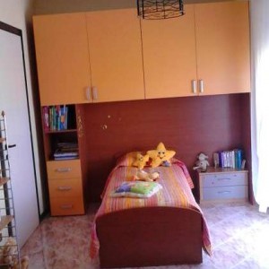 armadio+letto. colore delle ante arancione il resto legno medio/chiaro