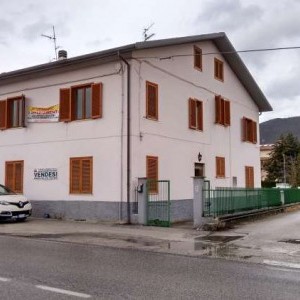 Villino con due appartamenti, mansarde, cantine e giardino