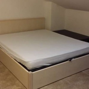 Letto matrimoniale con contenitore.