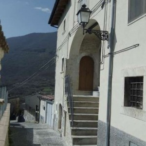 Vendesi civile abitazione da ristrutturare.