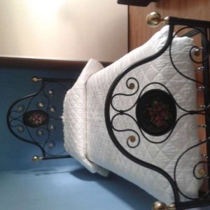 Letto singolo in ferro battuto decorato a mano e materasso