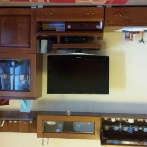 PARETE ATTREZZATA CON PORTA TV