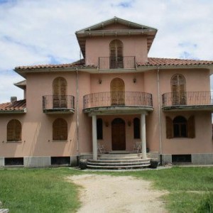 villa con terreno edificabile