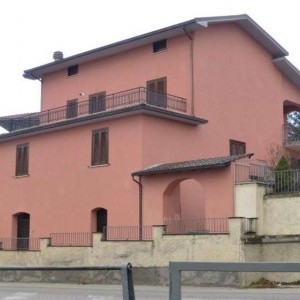 Casa singola composta da ingresso , cucina con camino , soggiorno, salotto,quattro camere, tre bagni, salone veranda, taverna e giardino.