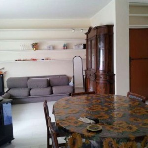 L'Aquila appartamento arredato 100 Mq tre stanze, cucina abitabile, salotto, balconi. Termoautonomo