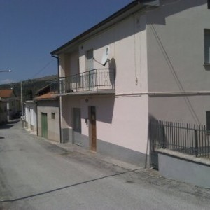 Villa singola con garage e giardino