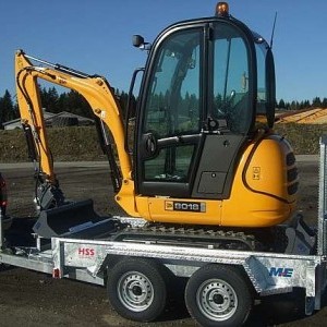 Mini esclavatore JCB  8018 con rimorchio