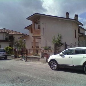Appartamento ammobiliato, autonoma, tre stanze letto, grande soggiorno, cucina abitabile, bagno, balcone.