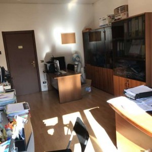 l'aquila stanza in ufficio condiviso arredata