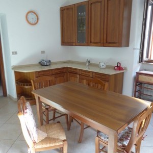 Vendesi Cucina in legno massello e piano in marmo