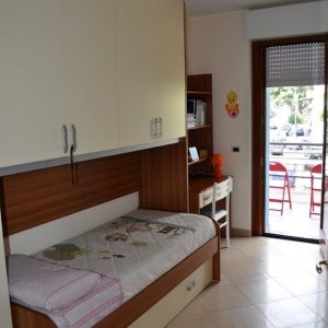 DISPONILE CAMERA SINGOLA PER RAGAZZA