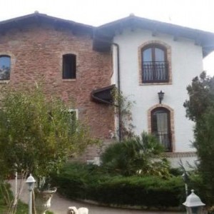 Rustico ristrutturato con giardino recintato