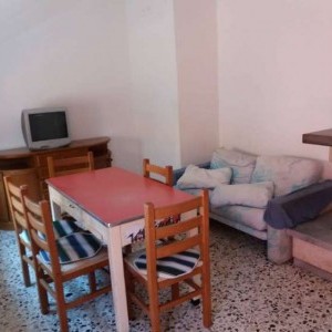 Affitto - Zona Viale Croce Rossa, 3 camere, soggiorno, cucina, due bagni e balcone.