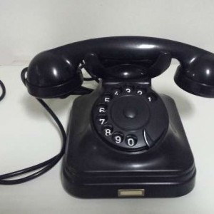 Telefono a disco in bachelite nera anni 50