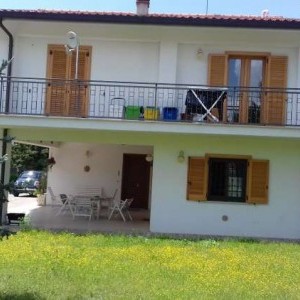 coppito vicino polo universitario 3 camere singole in villa antisismica con cappotto cucina con camino doppi servizi ripostiglio posto auto scoperto ampio giardino