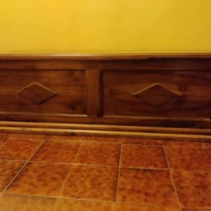 Cassapanca in legno di noce massello