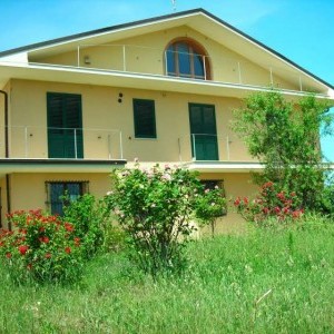 VILLA PANORAMICA CON AMPIO GIARDINO