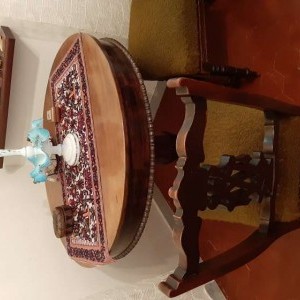 Tavolo antico con tre sedie