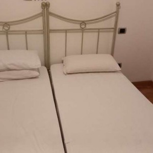 2 lettini e comodino